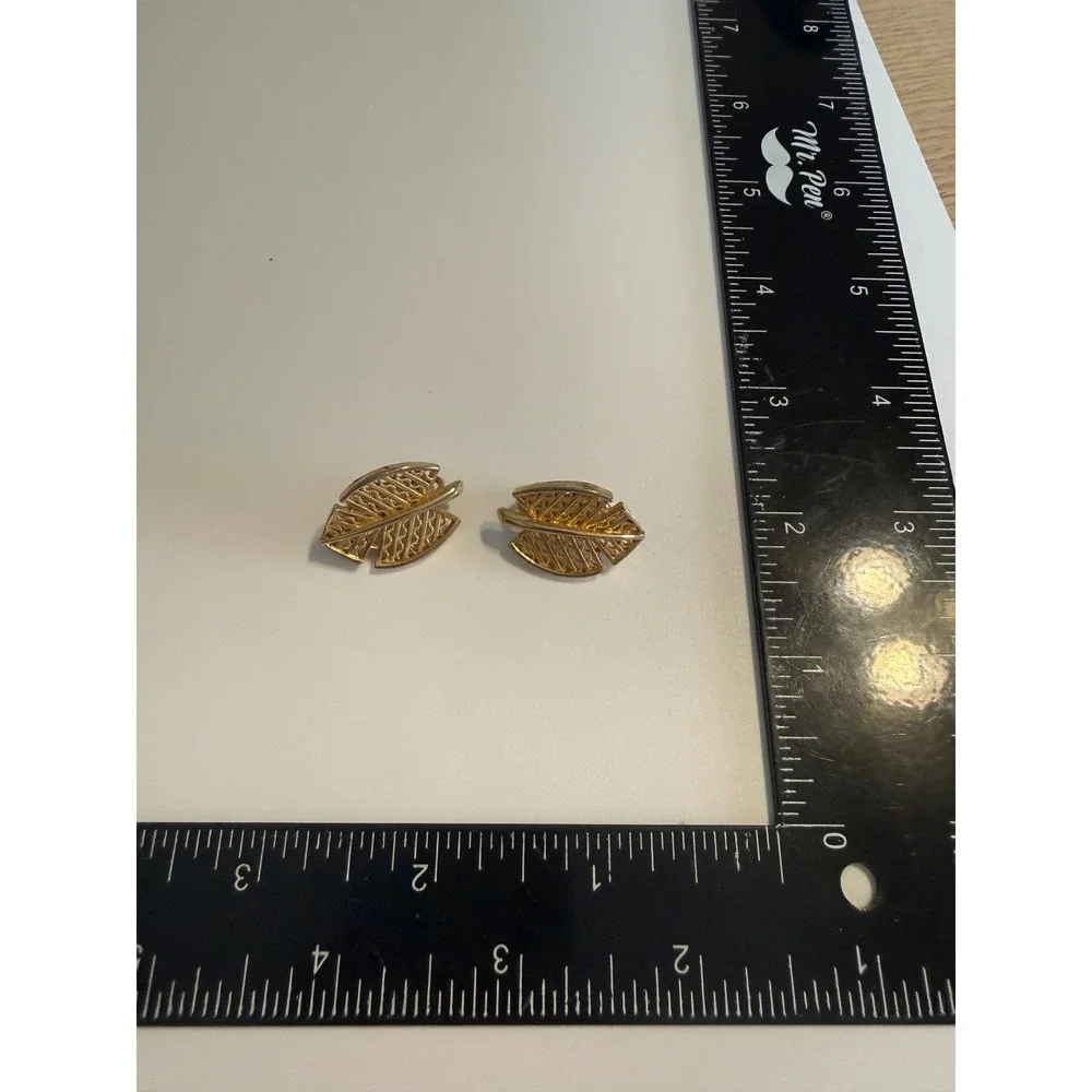 Vintage Gold Tone‎ Leaf Clip On Earrings Openwork Textured Botanical Jewelry